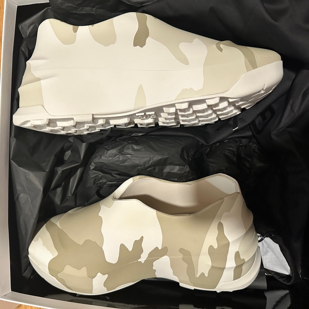 Givenchy Monumental Mallow Camo (beige/brown) / size 42 MENS
